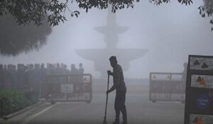 Delhi में घने कोहरे का प्रकोप जारी, इस मौसम में पहली बार तापमान गिरकर 4.4 डिग्री पहुंचा