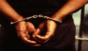 रिश्वत नहीं देने पर घर गिराने की धमकी देने के आरोप में पुलिस अधिकारी गिरफ्तार
