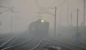 Weather Update: भीषण शीतलहर की चपेट में दिल्ली, घने कोहरे से सड़क, रेल यातायात प्रभावित