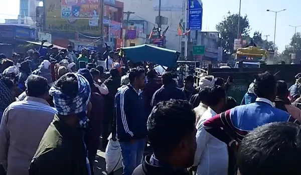 Dausa News: पथराव के बाद फायरिंग में 2 लोगों की मौत, ताबड़तोड़ चलीं गोलियां; महवा थाने के सामने प्रदर्शन