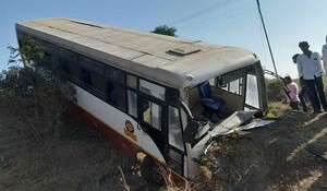 Maharashtra: पुणे जा रही बस अनियंत्रित होकर पलटी, 53 यात्री घायल