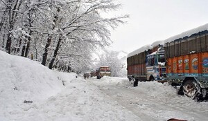 कश्मीर में बर्फबारी : श्रीनगर-जम्मू राष्ट्रीय राजमार्ग ठप, विमान सेवाएं प्रभावित