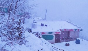 Jammu-kashmir: कश्मीर के कई हिस्सों में ताजा बर्फबारी, श्रीनगर-जम्मू राष्ट्रीय राजमार्ग बंद