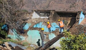 Joshimath Landsliding:जोशीमठ में असुरक्षित भवनों को गिराने का काम मौसम में सुधार के साथ शुरू