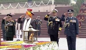 74th Republic Day: प्रधानमंत्री मोदी ने गणतंत्र दिवस पर राष्ट्रीय समर स्मारक जा कर शहीदों को श्रद्धांजलि अर्पित की