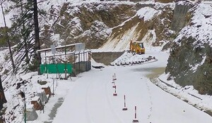 कश्मीर में ताजा बर्फबारी से हवाई और रेल सेवाएं प्रभावित, जानिए कहां कितनी हई बर्फबारी