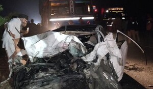 मुंबई-अहमदाबाद राजमार्ग पर कार और बस की भीषण टक्कर में 4 लोगों की मौत