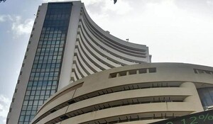 Sensex Opening Bell: कमजोर वैश्विक रूझानों के बीच शुरुआती कारोबार में सेंसेक्स, निफ्टी में आई गिरावट
