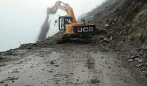 रामबन में भूस्खलन के कारण जम्मू-कश्मीर राजमार्ग दूसरे दिन भी बंद
