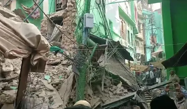 अजमेर में दरगाह के गेट नंबर 5 के सामने 3 मंजिला इमारत अचानक हुई धराशाई, हादसे में नहीं हुआ जान माल का नुकसान