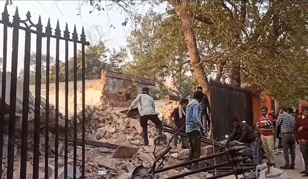 VIDEO: सचिवालय परिसर में दीवार गिरने से महिला हुई चोटिल, मलबे में दबी तीन-चार बाइक