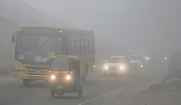 जयपुर ने ओढ़ी कोहरे की चादर, सर्द हवाओं के कारण पारे में भी आई कमी, अगले 3 दिन तक कोहरा बने रहने के आसार