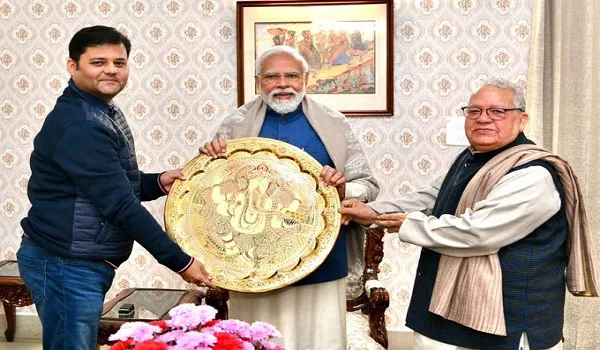 VIDEO: राज्यपाल कलराज मिश्र ने की प्रधानमंत्री मोदी से मुलाकात, स्मृति चिन्ह किया भेंट
