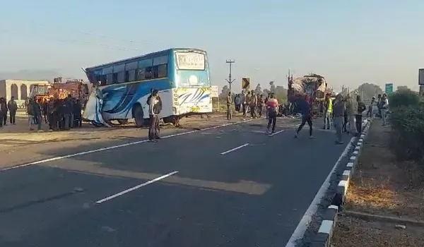 सुमेरपुर के नेशनल हाइवे 62 पर स्कूल बस और ट्रेलर में टक्कर, हादसे में 2 लोगों की मौत, 11 घायल