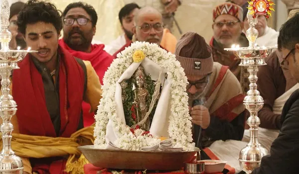 VIDEO:  ​500 वर्षों की प्रतीक्षा के बाद आई शुभ घड़ी, रामलला को नए मंदिर के गर्भगृह में लाया गया