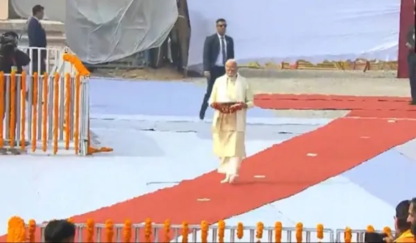 VIDEO: शुभ घड़ी आई...खुशियां छाई, रामलला के लिए चांदी का छत्र लेकर पहुंचे प्रधानमंत्री नरेंद्र मोदी, अनुष्ठान शुरू