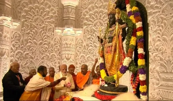 VIDEO: अयोध्या के भव्य मंदिर में विराजे मर्यादा पुरुषोत्तम प्रभु श्रीराम, PM मोदी ने की प्राण प्रतिष्ठा, गर्भगृह में मौजूद रहे भागवत-योगी-आनंदीबेन