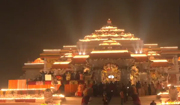 राम मंदिर प्राण प्रतिष्ठा के बाद दीपोत्सव से जगमगा उठा पूरा देश, दीयों की रोशनी में दुल्हन सा सजा अयोध्या