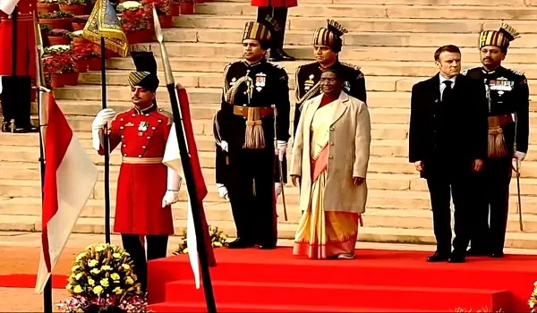 देश का 75वां गणतंत्र दिवस समारोह, राष्ट्रपति द्रौपदी मुर्मू ने फहराया तिरंगा झंडा, राष्ट्रपति को दी गई 21 तोपों की सलामी