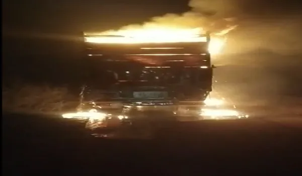 बीकानेर के खाजूवाला में आग का गोला बना ट्रक, गुजरात से श्रीनगर की तरफ था जा रहा ट्रक