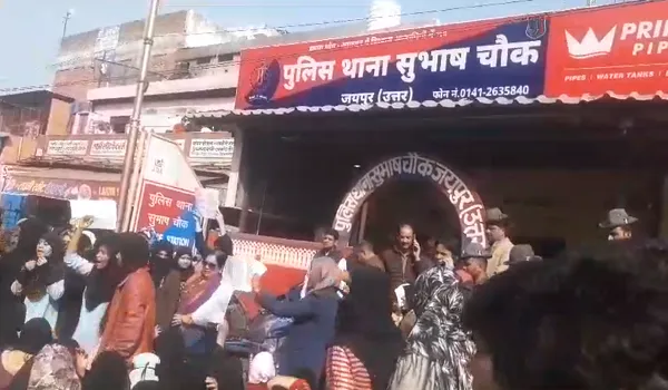 हिजाब को लेकर विधायक बालमुकुंदाचार्य के बयान के खिलाफ जयपुर में जाम, अल्पसंख्यक छात्राओं ने सुभाष चौक पर लगाया जाम