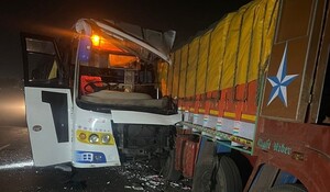 Pune Accident: खड़े ट्रक से टकराई बस, 4 लोगों की मौत, 20 अन्य घायल