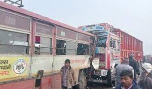 Uttar Pradesh: घने कोहरे के कारण बस और ट्रक की टक्कर, 18 यात्री घायल