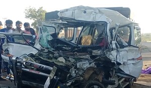 Accident: गुजरात में राजमार्ग पर खड़े ट्रक से वैन की भीषण टक्कर, 4 की मौत