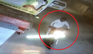 Alwar News: अस्पताल की पार्किंग में खड़ी बाइक चोरी का मामला आया सामने, सीसीटीवी कैमरे में कैद हुई पूरी घटना