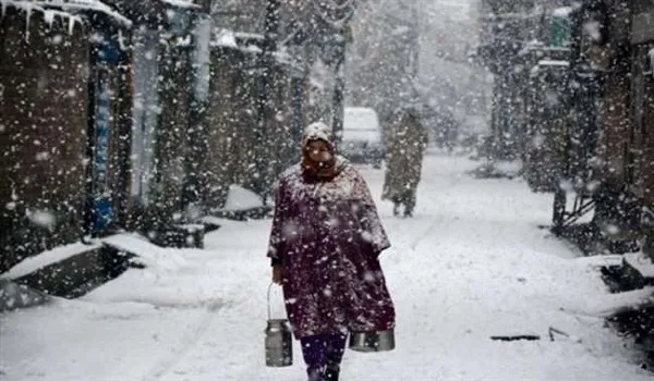 कश्मीर में कई जगहों पर हुई ताजा बर्फबारी, तापमान में दर्ज की गई गिरावट