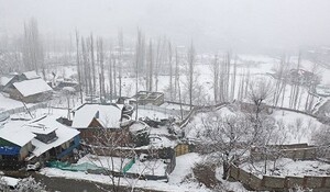 कश्मीर में कई जगहों पर हुई ताजा बर्फबारी, इस बदलाव से तापमान में गिरावट