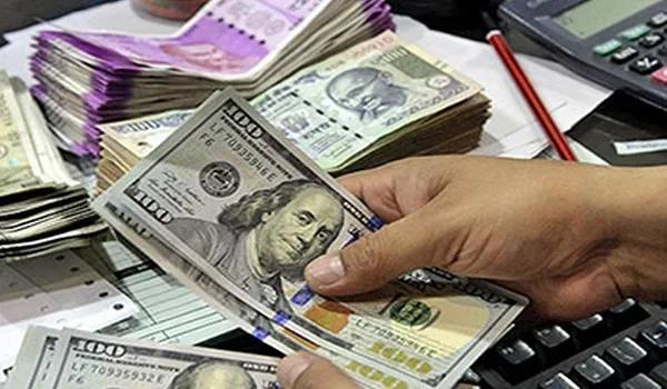 Dollar vs Rupee: रुपया शुरुआती कारोबार में 12 पैसे की गिरावट के साथ 82.63 प्रति डॉलर पर