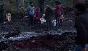 Delhi के पंजाबी बाग इलाके की झुग्गियों में लगी भीषण आग, कोई हताहत नहीं