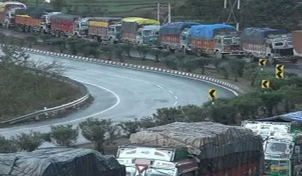 जम्मू कश्मीर के रामबन में बारिश के कारण भूस्खलन, राजमार्ग बंद