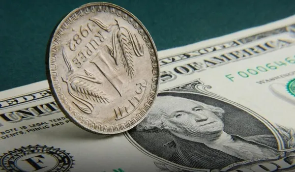 Dollar vs Rupee: शुरुआती कारोबार में अमेरिकी डॉलर के मुकाबले रुपया 21 पैसे चढ़ा
