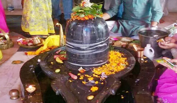 UP: महाशिवरात्रि के अवसर पर शिव मंदिरों में उमड़े श्रद्धालुओं ने किया जलाभिषेक