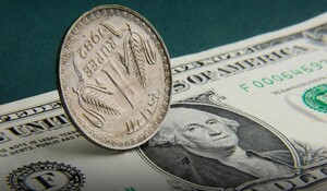 Dollar vs Rupee: शुरुआती कारोबार में अमेरिकी डॉलर के मुकाबले रुपया 16 पैसे बढ़कर 82.66 पर