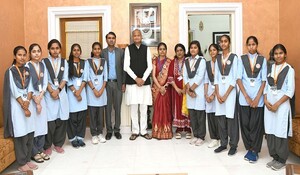 पाली की 10 मेधावी बालिकाओं से की CM अशोक गहलोत से मुलाकात, 'उड़ान' योजना के लिए छात्राओं ने किया धन्यवाद