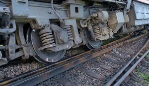 Maharashtra: मुंबई के पास पटरी से उतरी लोकल ट्रेन, कोई हताहत नहीं