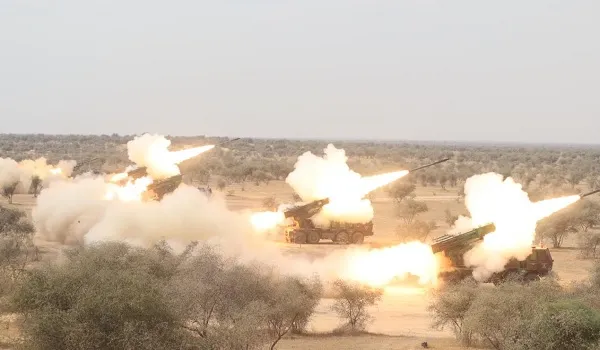 Jaisalmer News: रेगिस्तान में भारतीय सेना ने थिएटर आर्टिलरी ने गोला बारूद का किया सफल परीक्षण, ड्रोन से रखी युद्धाभ्यास पर नजर