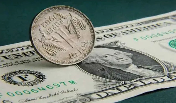 Dollar vs Rupee: शुरुआती कारोबार में अमेरिकी डॉलर के मुकाबले रुपया 22 पैसे चढ़कर 82.36 पर
