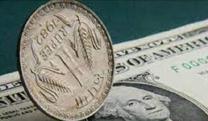 Dollar vs Rupee: शुरुआती कारोबार में अमेरिकी डॉलर के मुकाबले रुपया 24 पैसे चढ़कर 81.73 पर पहुंचा