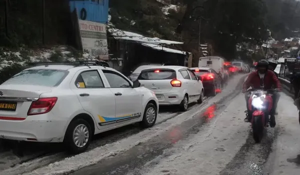 Himachal Pradesh: शिमला और आसपास के इलाकों में ओलावृष्टि व बारिश, तेज गति से बर्फीली हवाएं चलीं