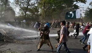 Pakistan: पाकिस्तान में सियासी बवाल,इमरान खान की गिरफ्तारी रोकने के लिए पुलिस से भिड़े पीटीआई के कार्यकर्ता