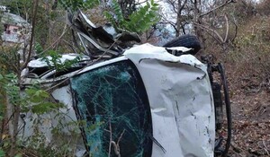 हिमाचल प्रदेश के कसौली में खाई में गिरी कार, तीन लोगों की मौत