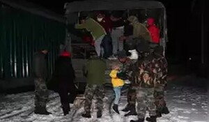 सेना ने पूर्वी सिक्किम में फंसे 1,000 पर्यटकों को सुरक्षित स्थान पर पहुंचाया