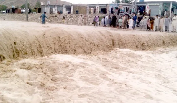 Pakistan: आवारान में बाढ़ में वाहन के बहने से 8 लोगों की मौत