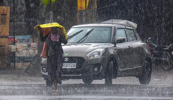 Delhi Weather: दिल्ली के कई हिस्सों में गरज के साथ हल्की बारिश, कुछ स्थानों पर जलभराव की समस्या उत्पन्न