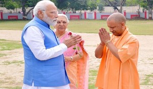 Varanasi: CM योगी समेत भाजपा नेताओं ने PM मोदी का वाराणसी में किया स्वागत