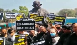 राहुल को अयोग्य ठहराए जाने के खिलाफ विपक्षी दलों का प्रदर्शन, कांग्रेस सांसदों ने पहने काले कपड़े